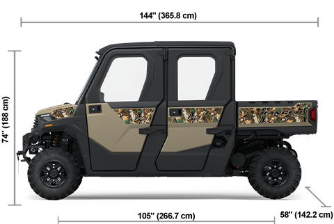 Vue latérale du Polaris RANGER CREW SP 570 NorthStar Edition 2025 Sand Dune avec accents Polaris Pursuit Camo et les dimensions de hauteur, de largeur et de longueur.