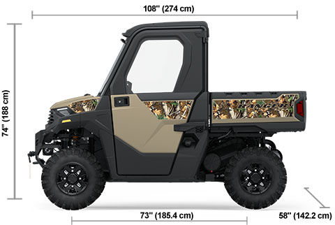 Vista lateral del Polaris RANGER SP 570 NorthStar Edition de 2025 en Sand Dune con detalles en Polaris Pursuit Camo con dimensiones de altura, ancho y longitud.