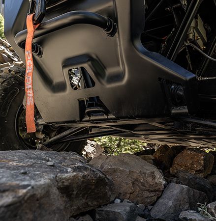 Placa protectora inferior de chasis completo instalada en un UTV Polaris RANGER SP 570 de 2025.