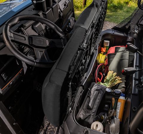 Almacenamiento debajo del asiento dentro de un UTV Polaris RANGER SP 570 de 2025.
