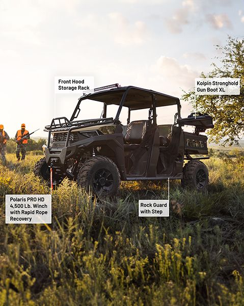 Bastidor de almacenamiento para cofre delantero, estuche de armas Kolpin Stronghold Gun Boot XL, protector de rocas con escalón y Polaris HD de 4,500 lb. Accesorios para cabrestante de la colección Hunt instalados en un UTV Polaris RANGER CREW SP 570 de 2025.