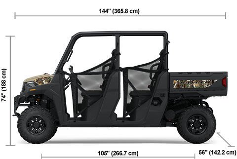 Vue latérale du Polaris RANGER CREW SP 570 Premium 2025 Sand Dune avec accents Polaris Pursuit Camo et les dimensions de hauteur, de largeur et de longueur.
