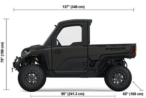 Vue latérale du Polaris RANGER XD 1500 NorthStar Edition Ultimate 2025 Titanium Metallic avec les dimensions de hauteur, de largeur et de longueur.