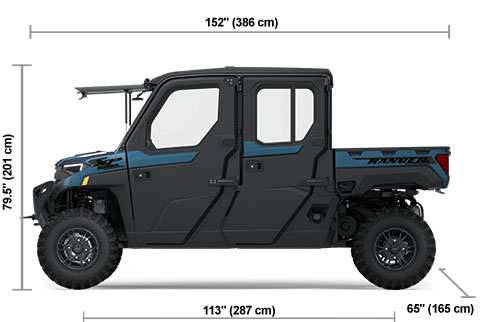 Vue latérale du Polaris RANGER CREW XP 1000 NorthStar Edition Premium 2025 Blue Slate Metallic Smoke avec les dimensions de hauteur, de largeur et de longueur.