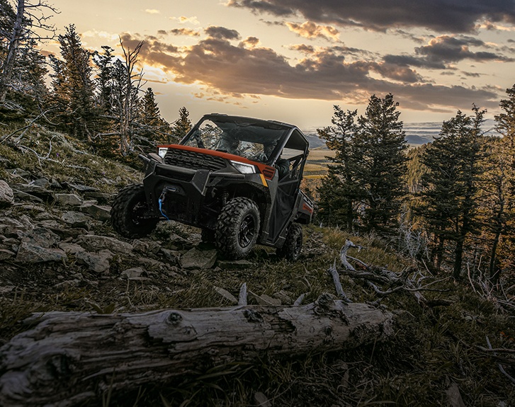 Explorer l’ensemble d’accessoires Trail Riding pour les VUTT RANGER 1000 2026.