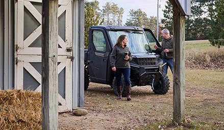 VUTT Polaris RANGER CREW 1000 2026 roulant dans le pâturage d’une ferme. 