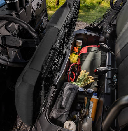 Espace de rangement dans le siège d’un VUTT Polaris RANGER SP 570 2026.