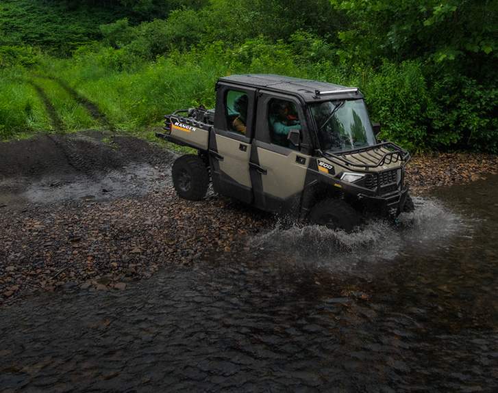 Explore los accesorios del paquete Trail Riding para el UTV Polaris RANGER 600 de 2027.