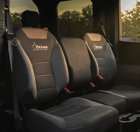 Asientos premium en el interior de un UTV Polaris RANGER XD 1500 NorthStar Texas Edition extreme duty 2027.