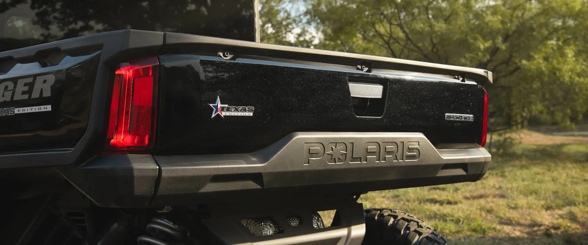 Insignia exclusiva del estado de Texas en la puerta trasera de un UTV Polaris RANGER CREW XD 1500 NorthStar Texas Edition 2027 de uso extremo.