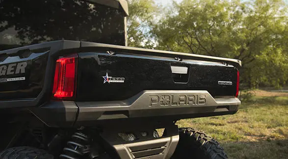 Insignia exclusiva del estado de Texas en la puerta trasera de un UTV Polaris RANGER CREW XD 1500 NorthStar Texas Edition 2027 de uso extremo.
