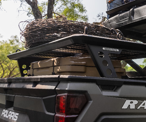 Rhino Rack montado en la plataforma de carga cargada de un Ranger