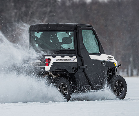 Ranger conduciendo en la nieve