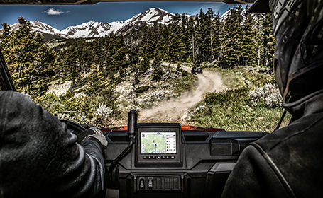 Vue sur la route de terre depuis un Ranger de Polaris