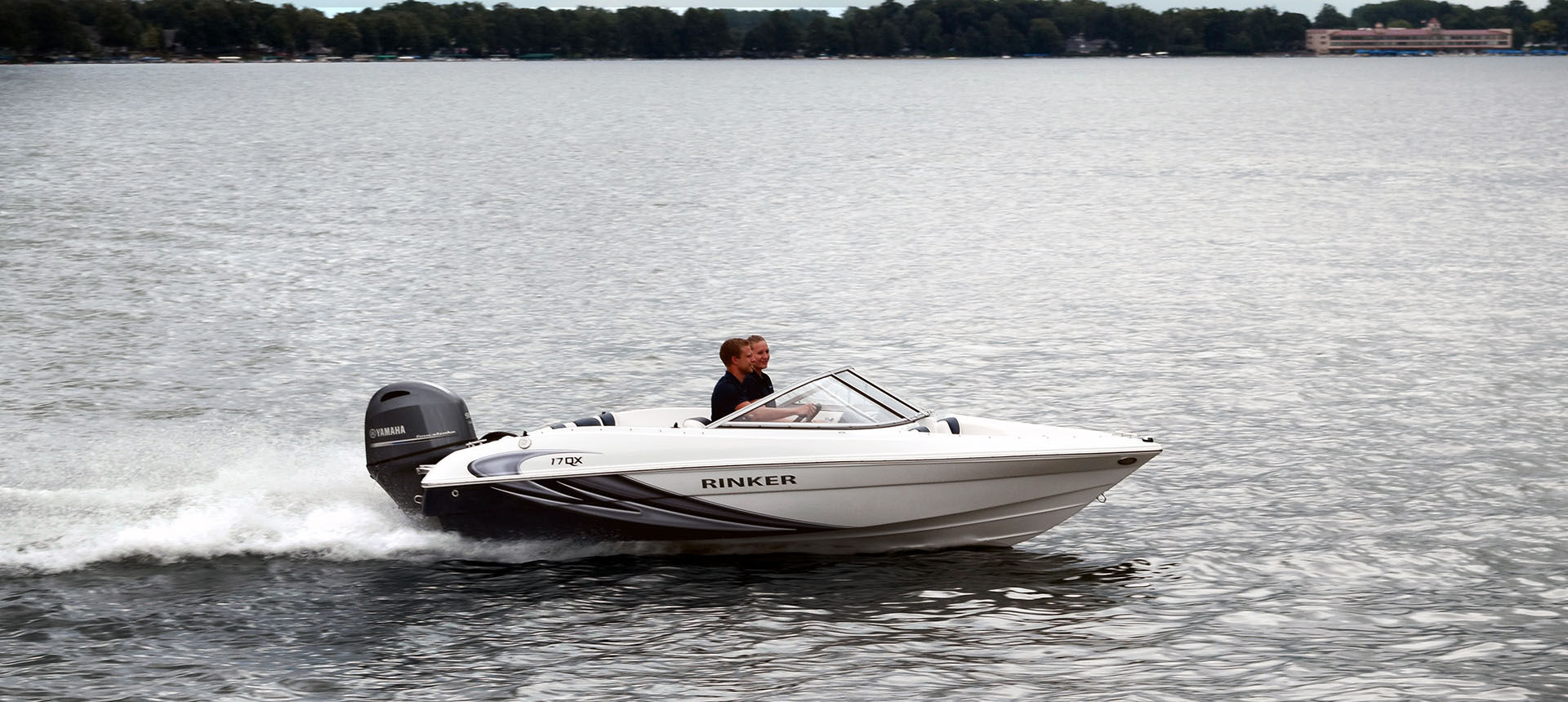Pic of 17QX Outboard boat underway
