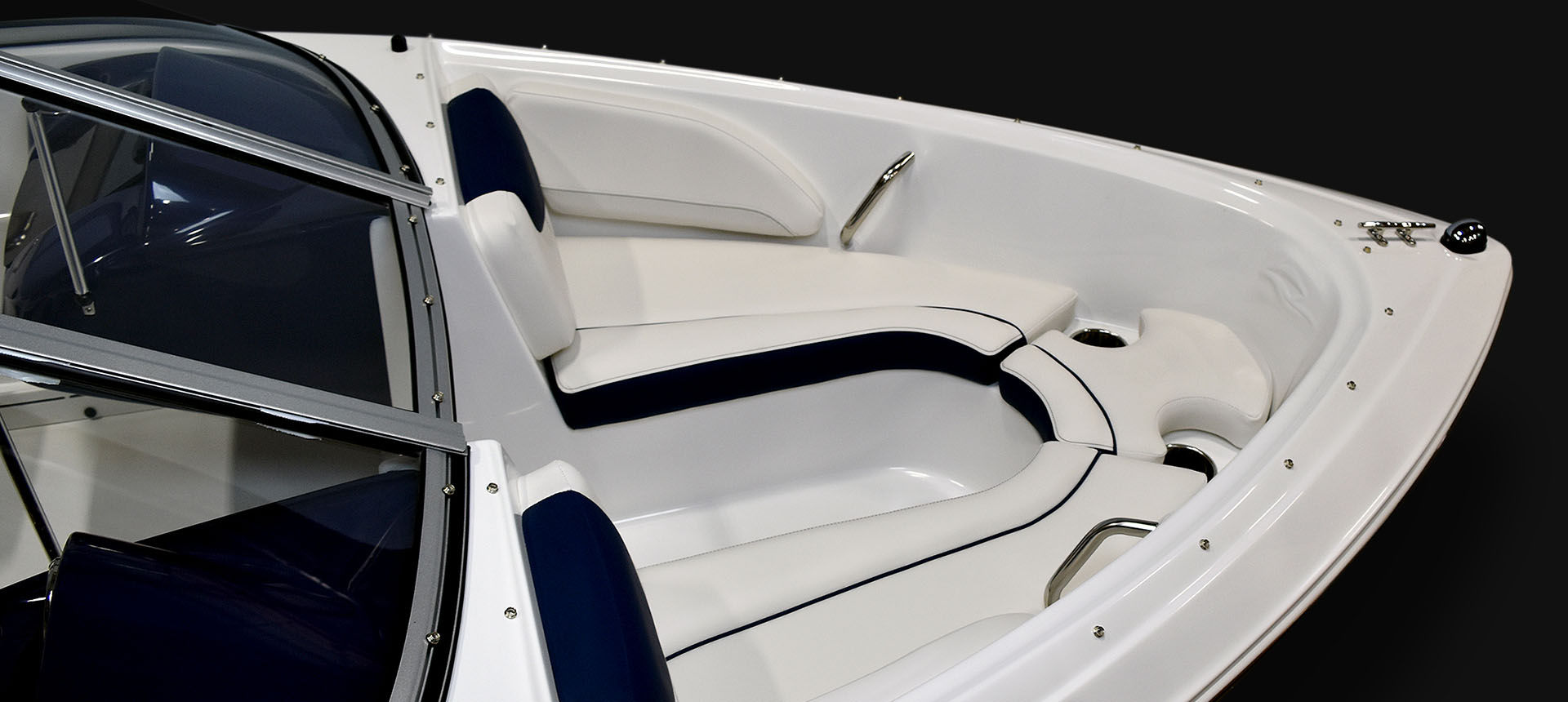 Pic of 17QX Outboard stern seating