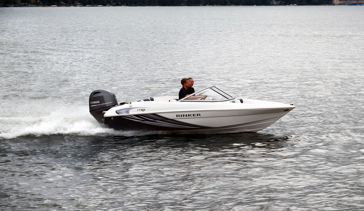 Pic of 17QX Outboard boat underway