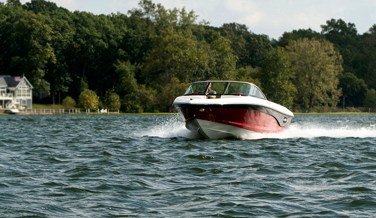 Pic of 18QX Outboard boat underway