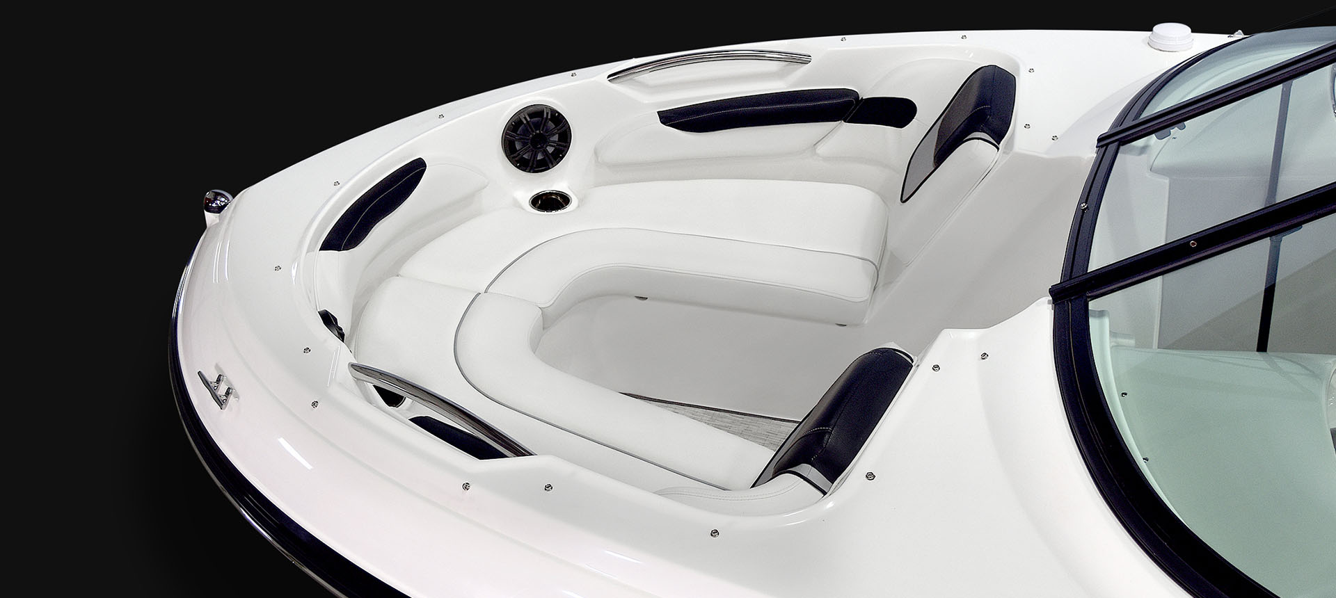 Pic of 19QX Outboard bow seating