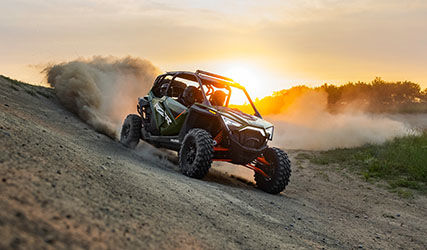 RZR Pro XP 4 descendiendo por una colina arenosa