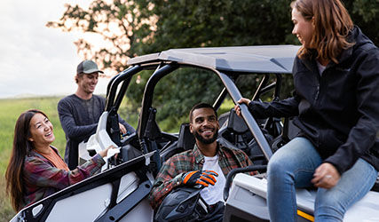 Amigos en un RZR Pro XP 4