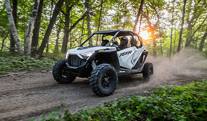 RZR Pro XP 4 acelerando por el bosque