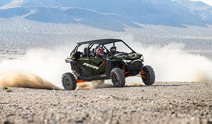 rzr pro xp 4 enfrentándose a un sendero difícil con 22 pulgadas de suspensión utilizable
