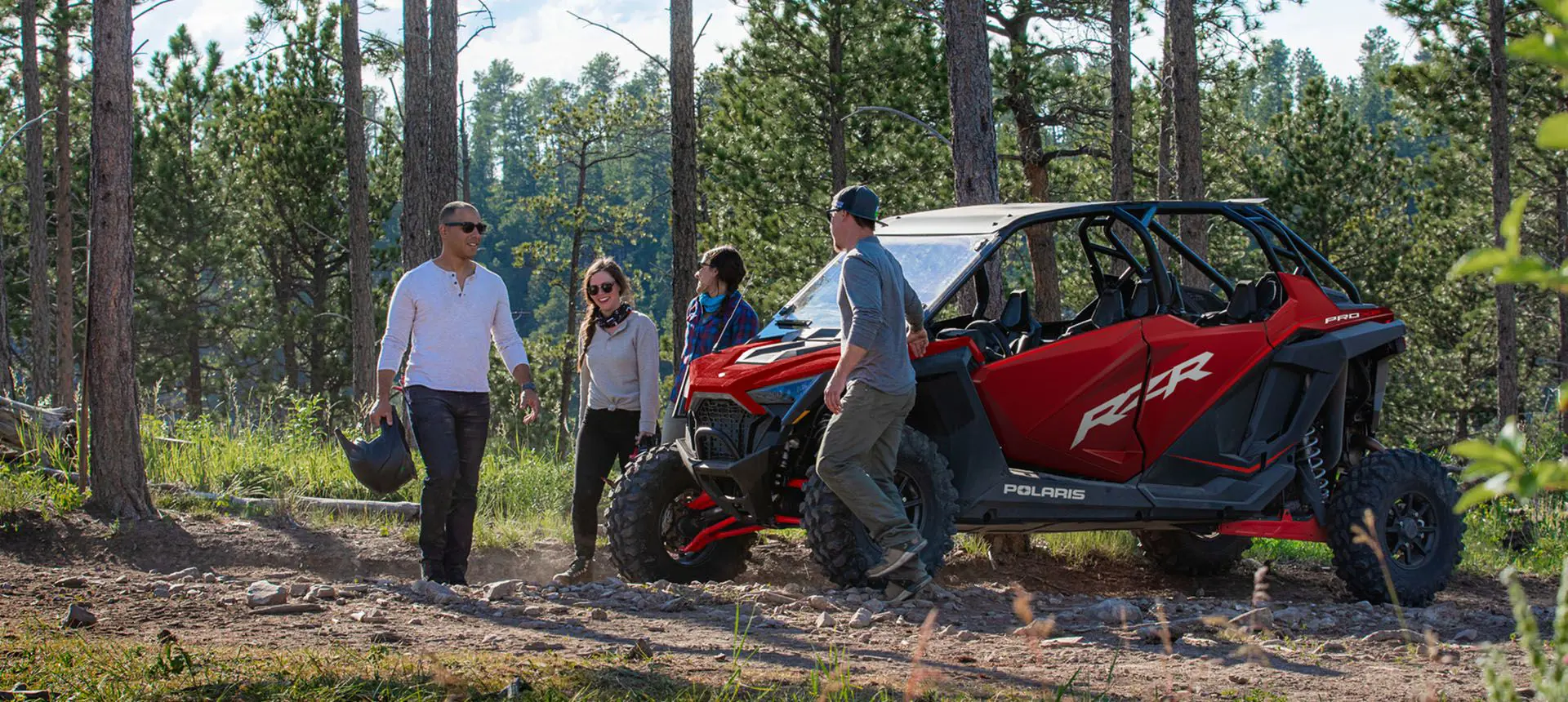 RZR Pro XP 4 y personas en el bosque
