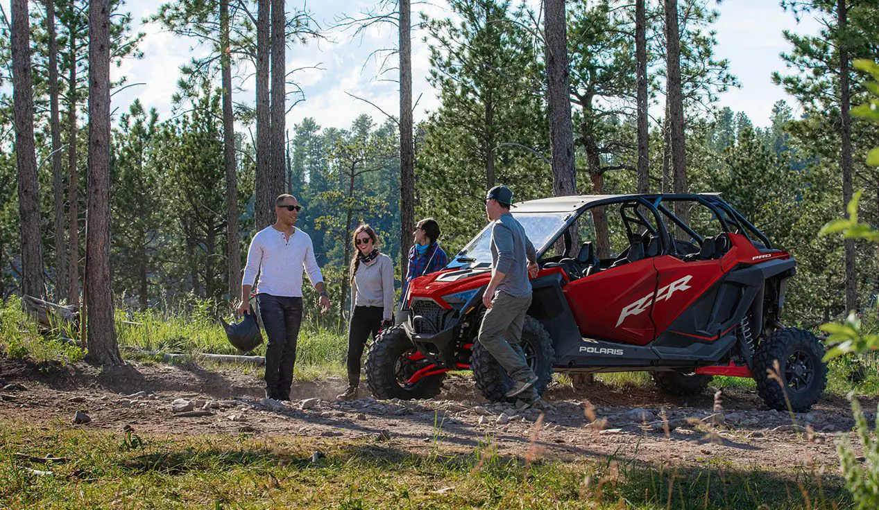 RZR Pro XP 4 y personas en el bosque