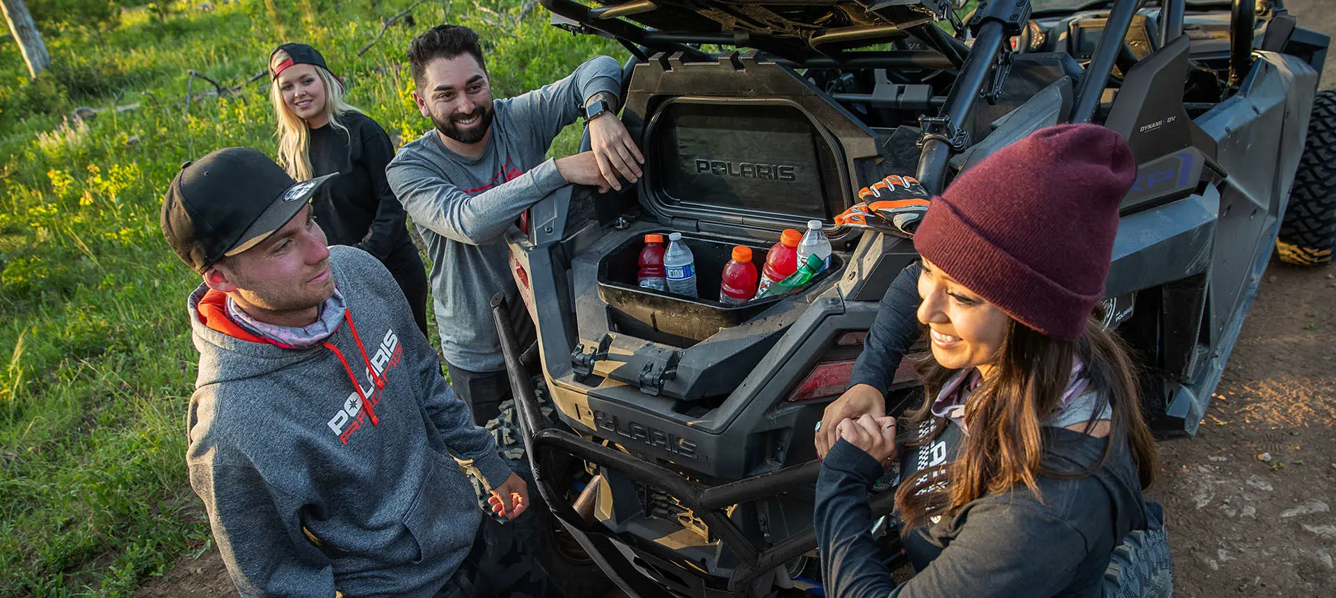 Pasajeros que toman bebidas de la hielera trasera de 23 qt en su polaris rzr pro xp 4
