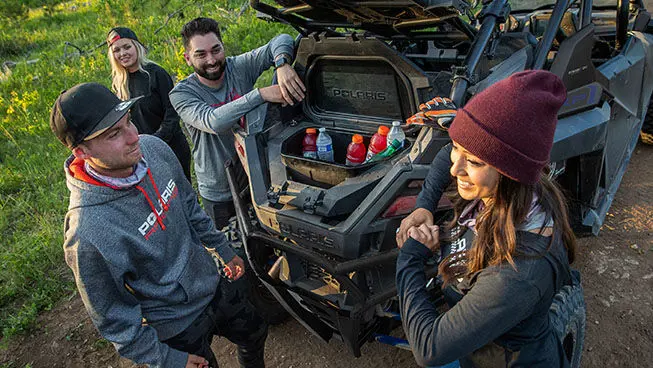 Pasajeros que toman bebidas de la hielera trasera de 23 qt en su polaris rzr pro xp 4