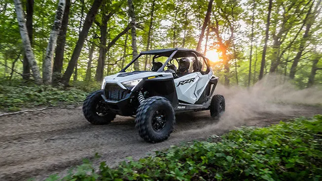 polaris rzr pro xp 4 atraviesa el bosque a velocidad