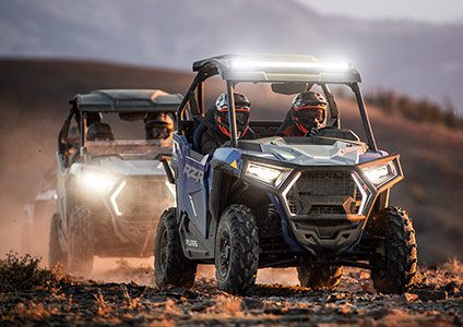 Polaris RZR Trail con accesorios de iluminación RIGID y Pro-Armor instalados