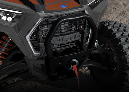 Gros plan sur un pare-chocs de RZR XP trails and rocks avec treuil