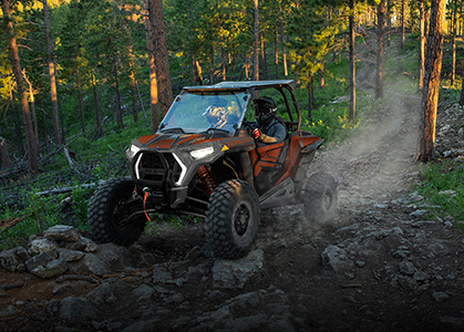 RZR XP édition Trails and Rocks qui descend une colline forestière