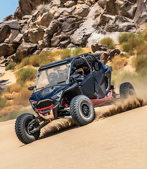 un polaris rzr pro r 4 side by side totalmente cargado en el desierto