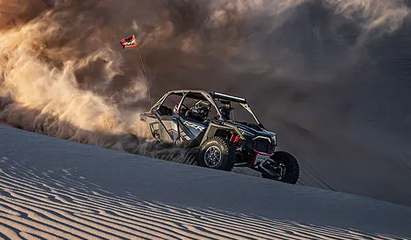 el polaris rzr pro r 4 side by side atravesando las dunas