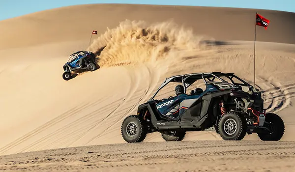 un polaris rzr pro r 4 side by side esperando para arremeter contra las dunas