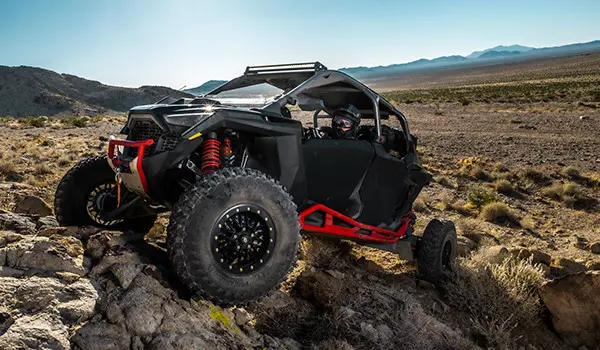 el polaris rzr pro r 4 side by side escalando sobre terreno rocoso