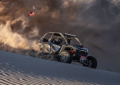 un polaris rzr pro r 4 side by side atravesando el desierto