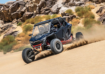 un polaris rzr pro r 4 side by side atravesando el desierto