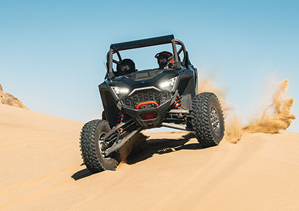 un polaris rzr pro r side by side atravesando las dunas