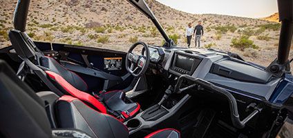 vista interior de la cabina del polaris rzr pro r