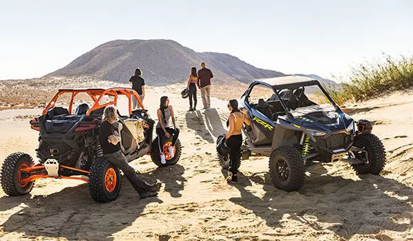 amigos paseando por el desierto con su polaris rzr pro r side by side