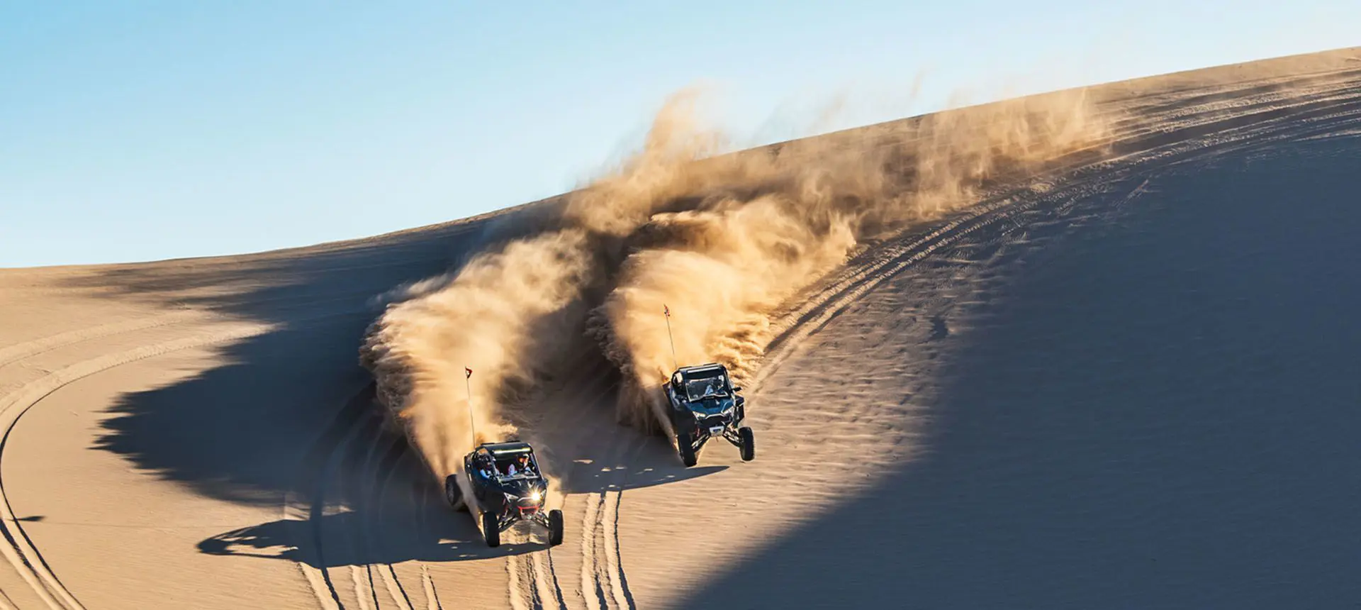el polaris rzr pro r acelerando a través de las dunas del desierto