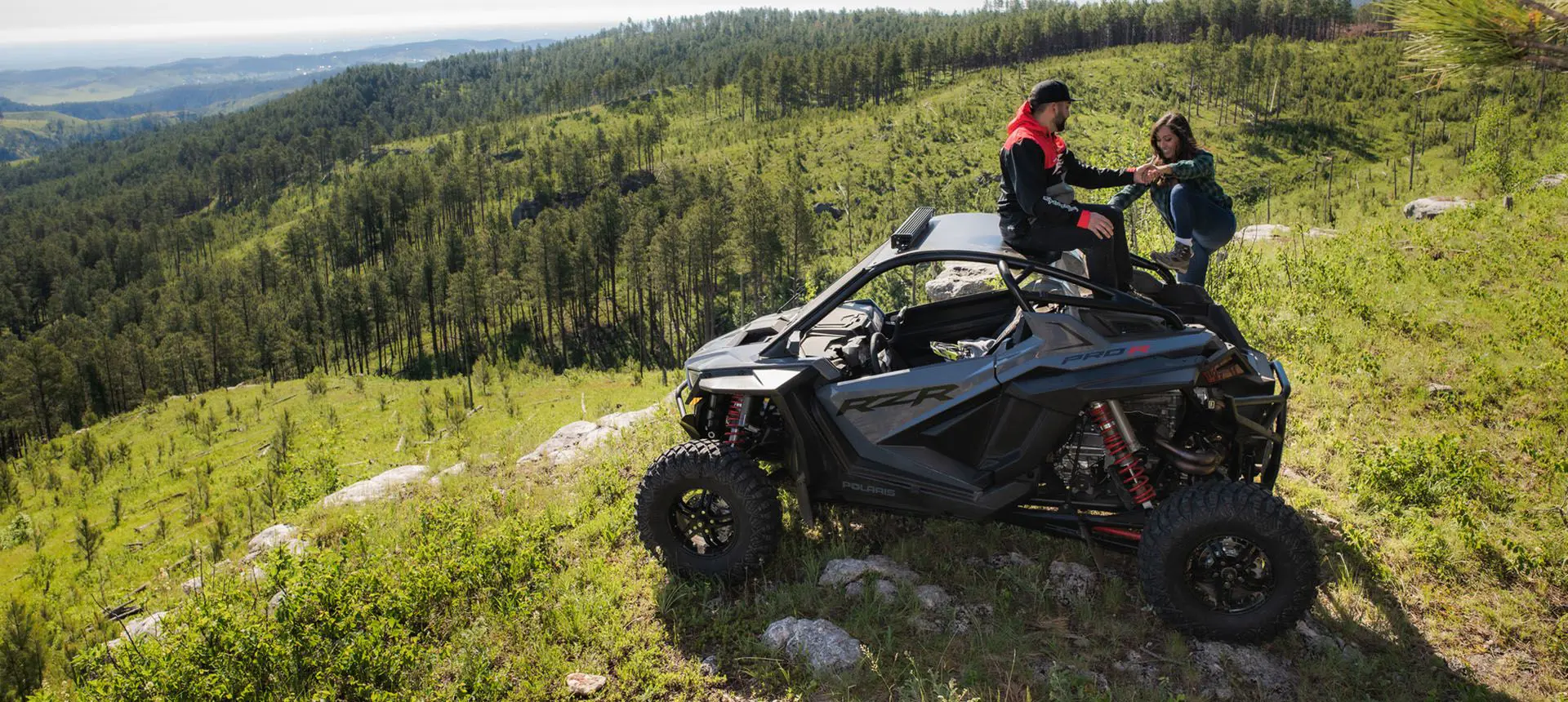 una pareja relajándose después de un paseo en su polaris rzr pro r