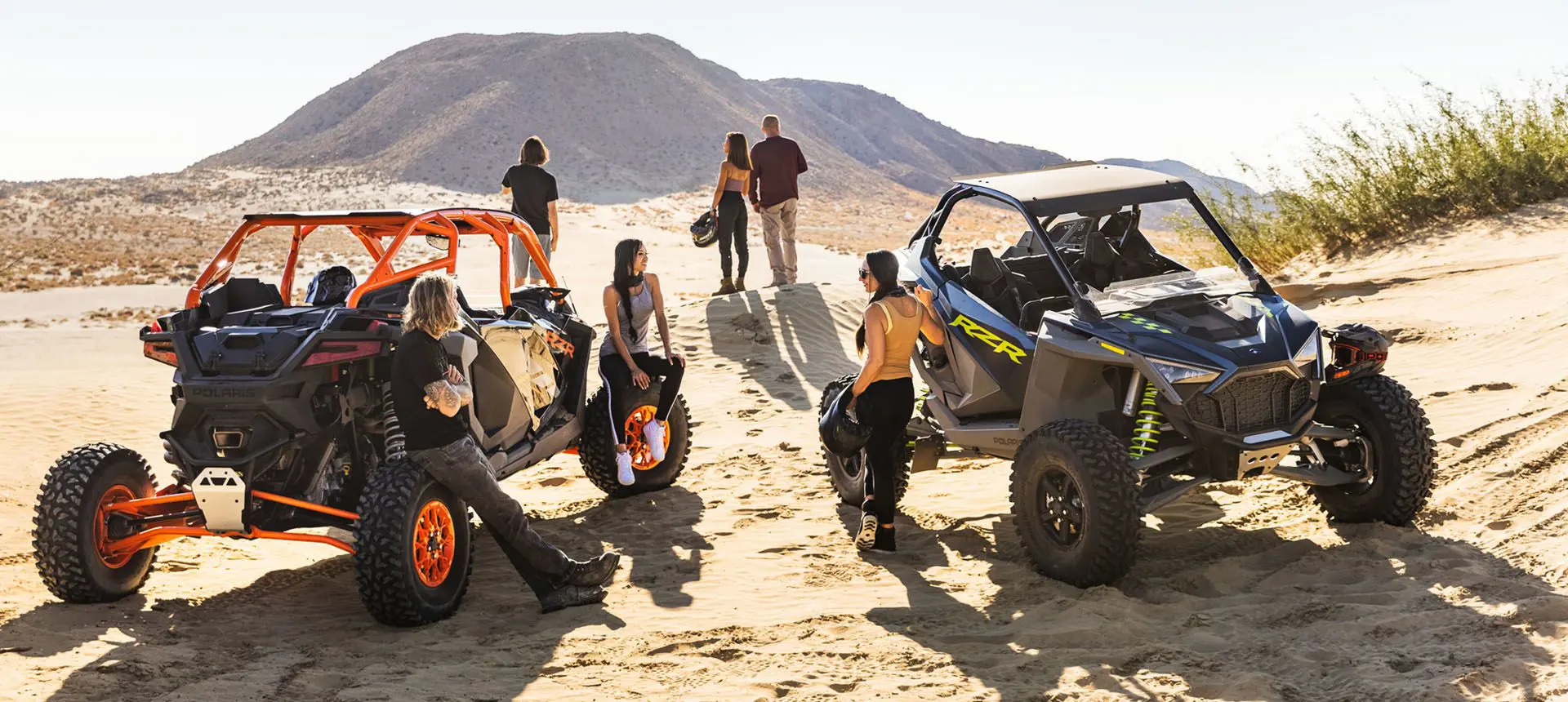 amigos paseando por el desierto con su polaris rzr pro r side by side