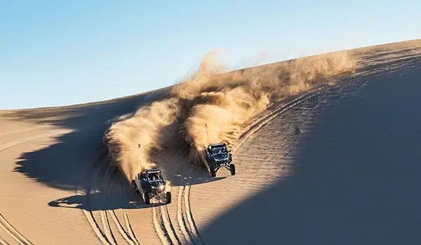el polaris rzr pro r acelerando a través de las dunas del desierto