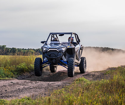 RZR Pro XP Premium saltando con la suspensión Dynamix
