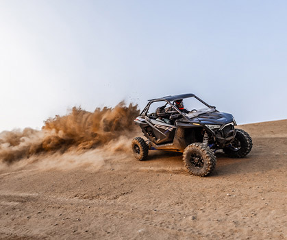 RZR Pro XP a toda velocidad en un sendero